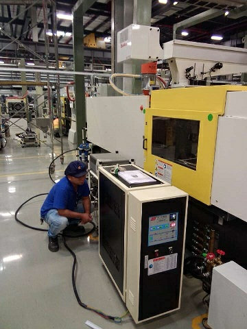 負(fù)壓模溫機(jī)在泰科電子使用現(xiàn)場(chǎng) 負(fù)壓模溫機(jī)在泰科電子使用現(xiàn)場(chǎng)